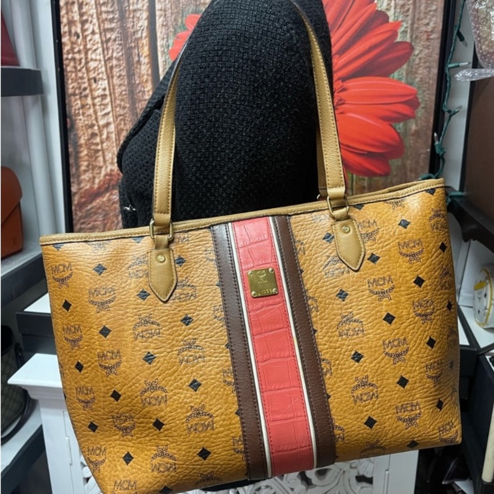 MCM Like New Large Tote Bag In Excellent Condition! - Picture 14 of 14
